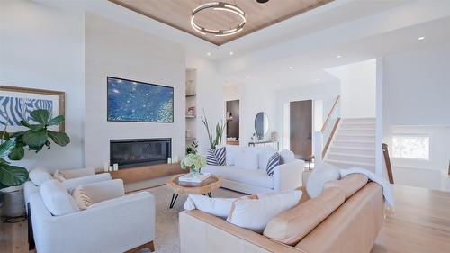 1010 Lakecrest Court, Kelowna, BC - Indoor Photo Showing Living Room With Fireplace