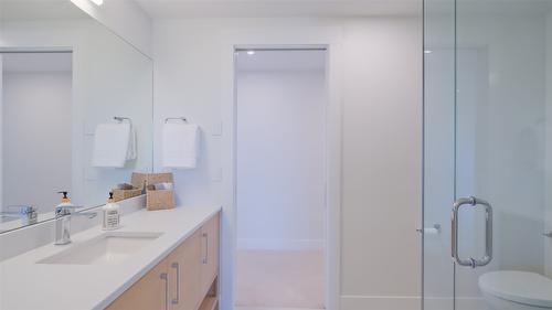 1010 Lakecrest Court, Kelowna, BC - Indoor Photo Showing Bathroom