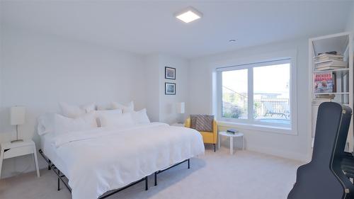 1010 Lakecrest Court, Kelowna, BC - Indoor Photo Showing Bedroom