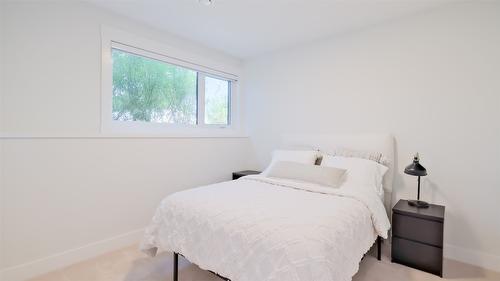 1010 Lakecrest Court, Kelowna, BC - Indoor Photo Showing Bedroom