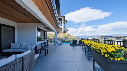 1010 Lakecrest Court, Kelowna, BC - Outdoor With Exterior