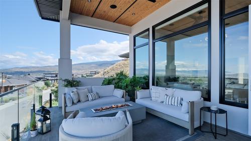 1010 Lakecrest Court, Kelowna, BC - Outdoor With Exterior