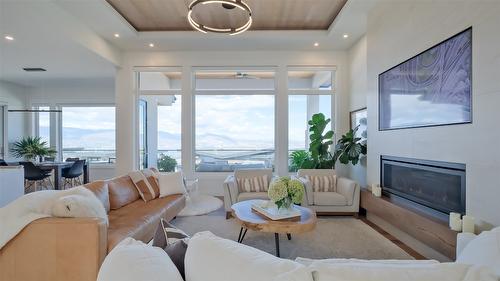 1010 Lakecrest Court, Kelowna, BC - Indoor Photo Showing Living Room With Fireplace