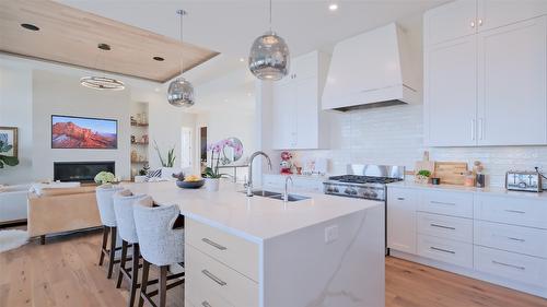 1010 Lakecrest Court, Kelowna, BC - Indoor Photo Showing Kitchen With Double Sink With Upgraded Kitchen