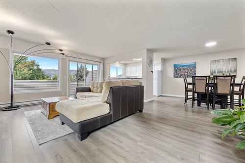 1690 Thayer Court, Kelowna, BC - Indoor Photo Showing Living Room