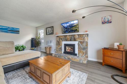 1690 Thayer Court, Kelowna, BC - Indoor Photo Showing Living Room With Fireplace