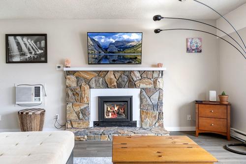 1690 Thayer Court, Kelowna, BC - Indoor Photo Showing Living Room With Fireplace