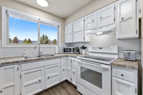 1690 Thayer Court, Kelowna, BC - Indoor Photo Showing Kitchen With Double Sink