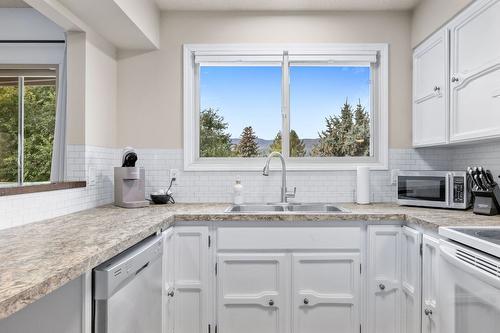 1690 Thayer Court, Kelowna, BC - Indoor Photo Showing Kitchen With Double Sink