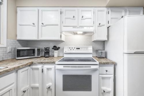 1690 Thayer Court, Kelowna, BC - Indoor Photo Showing Kitchen