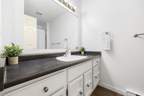 1690 Thayer Court, Kelowna, BC - Indoor Photo Showing Bathroom