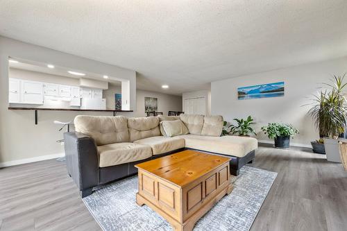 1690 Thayer Court, Kelowna, BC - Indoor Photo Showing Living Room