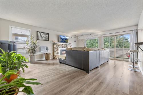 1690 Thayer Court, Kelowna, BC - Indoor Photo Showing Living Room