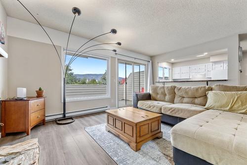 1690 Thayer Court, Kelowna, BC - Indoor Photo Showing Living Room