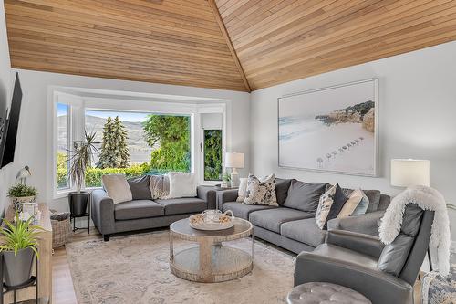 3177 Vector Drive, West Kelowna, BC - Indoor Photo Showing Living Room