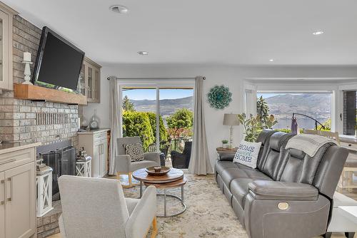 3177 Vector Drive, West Kelowna, BC - Indoor Photo Showing Living Room