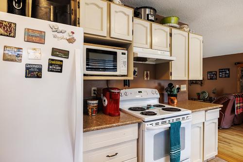 15911 Trask Road, Lake Country, BC - Indoor Photo Showing Kitchen