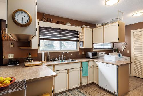 15911 Trask Road, Lake Country, BC - Indoor Photo Showing Kitchen With Double Sink