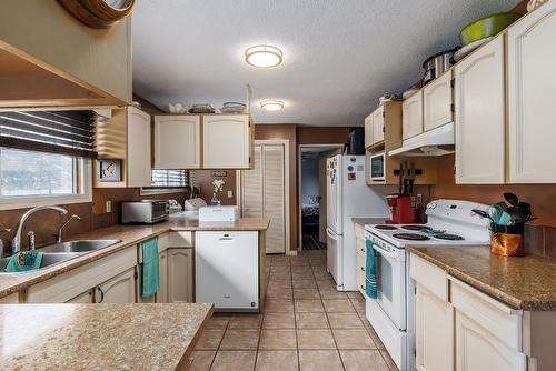 15911 Trask Road, Lake Country, BC - Indoor Photo Showing Kitchen With Double Sink