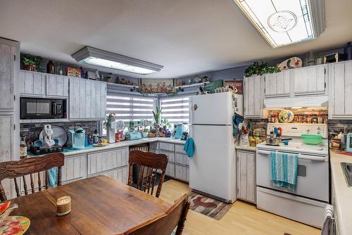 15911 Trask Road, Lake Country, BC - Indoor Photo Showing Kitchen