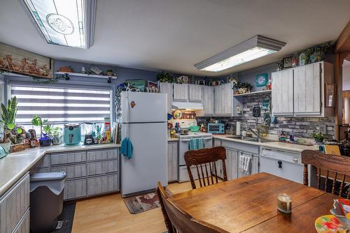 15911 Trask Road, Lake Country, BC - Indoor Photo Showing Kitchen With Double Sink