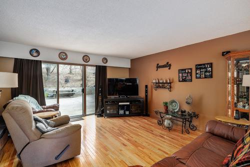 15911 Trask Road, Lake Country, BC - Indoor Photo Showing Living Room