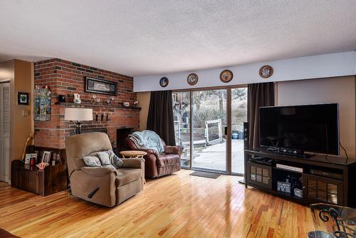 15911 Trask Road, Lake Country, BC - Indoor Photo Showing Living Room