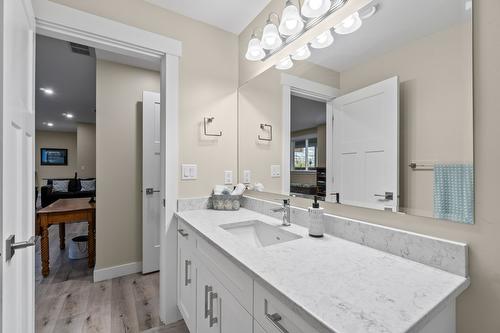 1340 24 Street, Salmon Arm, BC - Indoor Photo Showing Bathroom