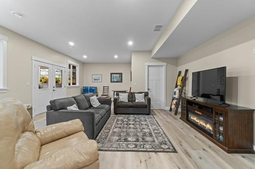 1340 24 Street, Salmon Arm, BC - Indoor Photo Showing Living Room