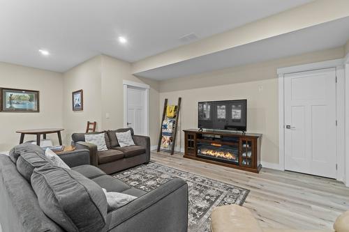 1340 24 Street, Salmon Arm, BC - Indoor Photo Showing Living Room