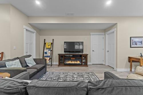 1340 24 Street, Salmon Arm, BC - Indoor Photo Showing Living Room