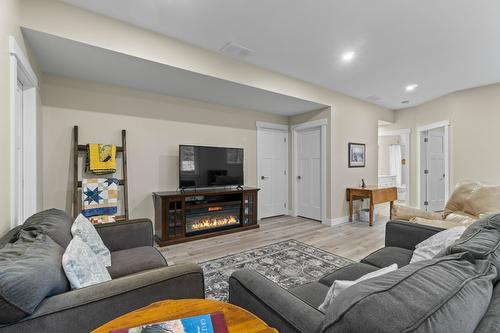 1340 24 Street, Salmon Arm, BC - Indoor Photo Showing Living Room