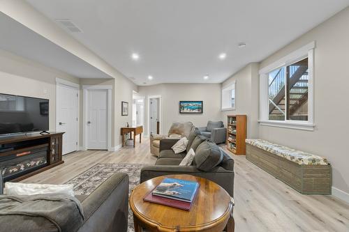 1340 24 Street, Salmon Arm, BC - Indoor Photo Showing Living Room