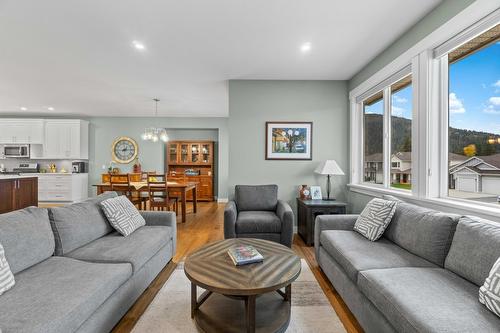 1340 24 Street, Salmon Arm, BC - Indoor Photo Showing Living Room