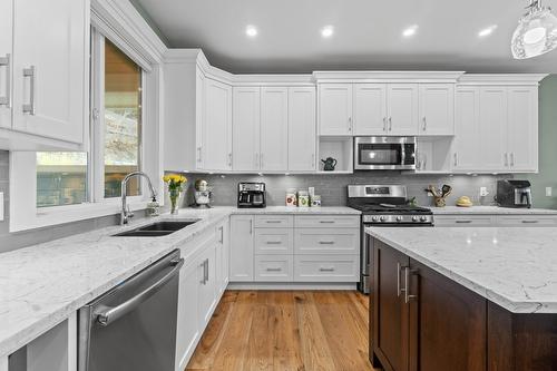 1340 24 Street, Salmon Arm, BC - Indoor Photo Showing Kitchen With Double Sink With Upgraded Kitchen