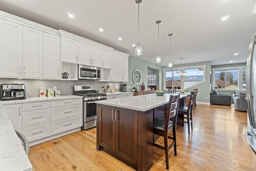 1340 24 Street, Salmon Arm, BC - Indoor Photo Showing Kitchen With Upgraded Kitchen