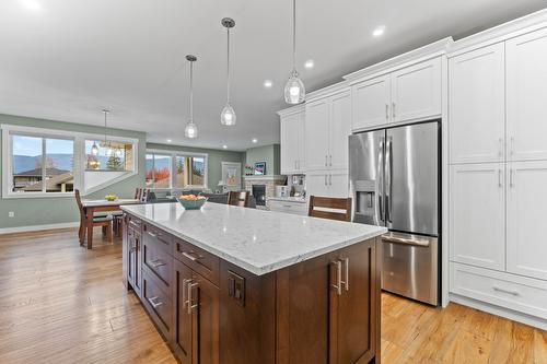 1340 24 Street, Salmon Arm, BC - Indoor Photo Showing Kitchen With Upgraded Kitchen