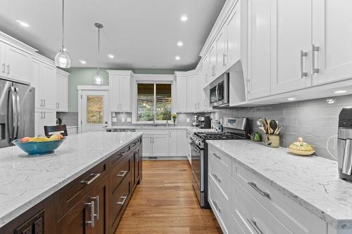 1340 24 Street, Salmon Arm, BC - Indoor Photo Showing Kitchen With Double Sink With Upgraded Kitchen