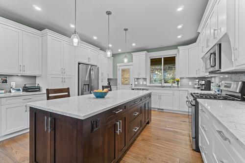 1340 24 Street, Salmon Arm, BC - Indoor Photo Showing Kitchen With Upgraded Kitchen