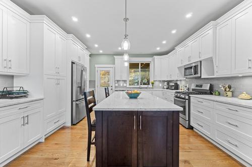 1340 24 Street, Salmon Arm, BC - Indoor Photo Showing Kitchen With Upgraded Kitchen