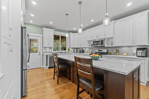 1340 24 Street, Salmon Arm, BC - Indoor Photo Showing Kitchen With Upgraded Kitchen