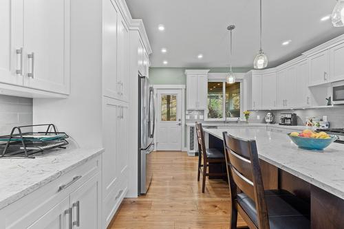 1340 24 Street, Salmon Arm, BC - Indoor Photo Showing Kitchen With Upgraded Kitchen