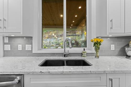 1340 24 Street, Salmon Arm, BC - Indoor Photo Showing Kitchen With Double Sink