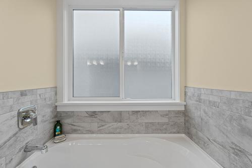 1340 24 Street, Salmon Arm, BC - Indoor Photo Showing Bathroom