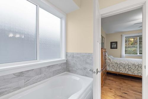 1340 24 Street, Salmon Arm, BC - Indoor Photo Showing Bathroom