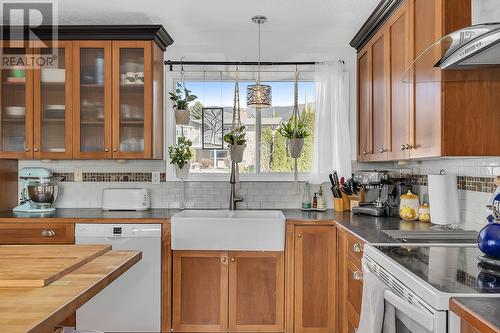 1845 Hayashi Road, Kelowna, BC - Indoor Photo Showing Kitchen