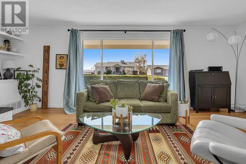 1845 Hayashi Road, Kelowna, BC - Indoor Photo Showing Living Room