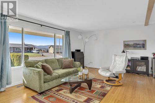 1845 Hayashi Road, Kelowna, BC - Indoor Photo Showing Living Room