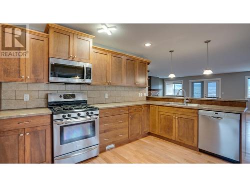 7104 Lakeridge Drive, Vernon, BC - Indoor Photo Showing Kitchen