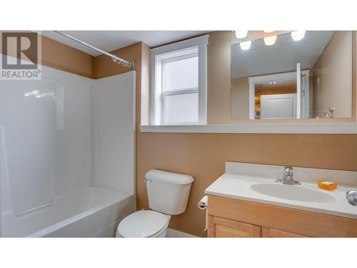 7104 Lakeridge Drive, Vernon, BC - Indoor Photo Showing Bathroom